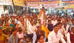 बलिया में टीईटी के खिलाफ शिक्षकों का प्रदर्शन, बीएसए कार्यालय से कलेक्ट्रेट तक निकाला जुलूस