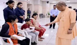 CM Yogi Janata Darshan : जनता की समस्याएं सुनीं, अधिकारियों को समयबद्ध समाधान के निर्देश