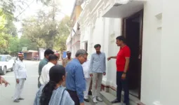 बलिया कलेक्ट्रेट में व्यवस्थाओं को सुधारने की पहल, डीएम ने किया निरीक्षण