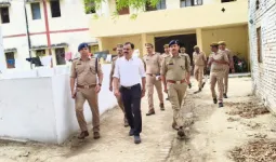 बलिया : एसपी ने दो थानों का किया औचक निरीक्षण, दिए आवश्यक निर्देश