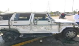 बाराबंकी में टायर फटने से बोलेरो पलटी, तीन की मौत, आठ घायल