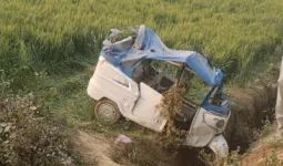 Ballia News : खाई में गिरा अनियंत्रित ऑटो, मां की मौत, दो बेटियां घायल
