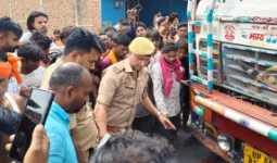 Ballia News : भीषण सड़क हादसे में बाइक सवार युवक की मौत, एक गंभीर घायल