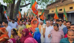 बलिया : उपेंद्र तिवारी की पदयात्रा के अंतिम दिन चितबड़ागांव में उमड़ी भीड़