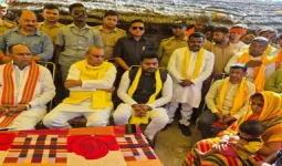 बाराबंकी बब्लू हत्याकांड: पीड़ित परिवार से मिले मंत्री ओमप्रकाश राजभर, कड़ी कार्रवाई का भरोसा