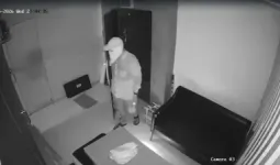 चोरी के बाद भागा नहीं चोर, ऑफिस में AC चलाकर 6 घंटे सोता रहा; CCTV देख मालिक भी रह गया हैरान