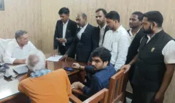 जन्म प्रमाण-पत्र निर्गत करने में अनियमितताओं को लेकर अधिवक्ताओं ने डीएम को सौंपा ज्ञापन