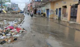 बलिया-बांसडीह मार्ग पर सीवर खुदाई में जल निगम पाइपलाइन टूटी, जलभराव से लोग परेशान