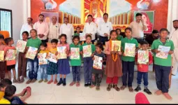 बलिया: पुस्तक और पुरस्कार वितरण के बीच परिषदीय बच्चों ने निकाली ‘स्कूल चलो’ रैली