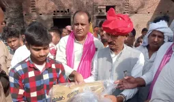 अग्निकांड पीड़ितों की मदद को बढ़े हाथ, शिक्षक दंपति ने 103 परिवारों तक पहुंचाई राहत सामग्री