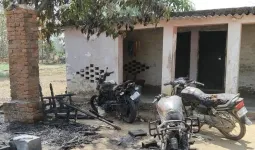 देवरिया में झोपड़ी में लगी भीषण आग, तीन बाइक समेत लाखों का सामान जलकर राख