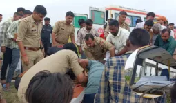 मुजफ्फरनगर में स्कूल बस और बाइक की भीषण टक्कर, दो बच्चों समेत तीन की मौत