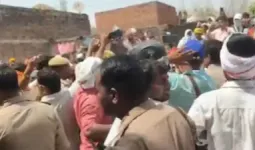 Ghazipur News : गंगा में किशोरी का शव मिलने के मामले में परिवार को 5 लाख की सहायता, सरकार ने सौंपा चेक