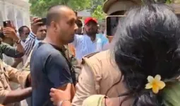 बलिया : दोषी चिकित्सकों की गिरफ्तारी न होने पर युवक ने कलेक्ट्रेट में किया आत्मदाह का प्रयास