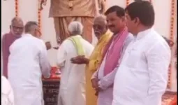 बलिया : पूर्व प्रधानमंत्री चंद्रशेखर की जयंती पर प्रतिमा पर माल्यार्पण, वक्ताओं ने याद किए उनके सिद्धांत