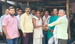 बलिया : शिक्षकों ने दिवंगत रसोईया के पति को दी 25 हजार की आर्थिक सहायता