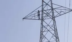 बलिया में ‘टॉवर वाला प्रेम’ फिर चढ़ा परवान, शादी की जिद में युवक 80 फीट ऊंचे बिजली टॉवर पर चढ़ा