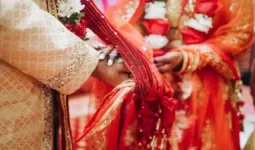 इटावा में प्रेमिका से शादी की मांग पर मोबाइल टावर पर चढ़ा युवक, सहमति के बाद मंदिर में हुई शादी