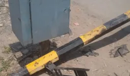 बंद रेलवे फाटक तोड़ ट्रैक पर पहुंचा ऑटो, सूझबूझ से टला बड़ा रेल हादसा