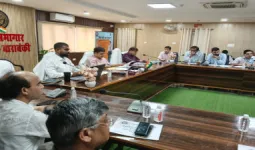 डीएम ने स्वास्थ्य योजनाओं की समीक्षा की, कहा- समय पर मिले वेतन और मानदेय