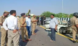 पूर्वांचल एक्सप्रेस-वे पर भीषण हादसा, कंटेनर से टकराई कार; पांच लोगों की मौत