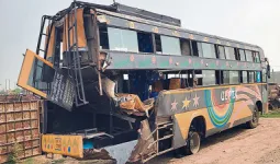 गंगा एक्सप्रेस-वे पर दर्दनाक हादसा : बस का टायर बदल रहे यात्रियों को ट्रक ने रौंदा, एक की मौत