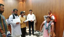 जनसुनवाई में डीएम ने दिव्यांगजनों को वितरित किए सहायक उपकरण