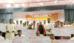 Ballia News: शिक्षामित्र सम्मान समारोह में मंत्री दयाशंकर सिंह ने बांटे चेक, विकास योजनाओं की दी जानकारी