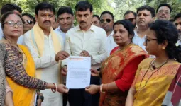 सपा सांसद की टिप्पणी पर भाजपा महिला मोर्चा का प्रदर्शन, राष्ट्रपति के नाम सौंपा ज्ञापन