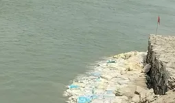 बाढ़ सुरक्षा कार्यों की गुणवत्ता पर उठे सवाल, ग्रामीणों ने लगाया धांधली का आरोप