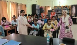 मासिक धर्म स्वच्छता दिवस पर बालिका गृह की बच्चियों को वितरित किए गए सेनेटरी पैड
