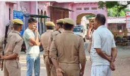 मथुरा में पुलिस मुठभेड़ : कारोबारी के घर डकैती डालने वाले दो बदमाश ढेर, दो पुलिसकर्मी घायल