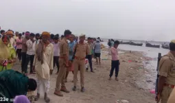 Ballia News: गंगा में मुंडन संस्कार के दौरान चार लोग डूबे, तलाश जारी
