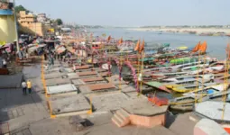 भीषण गर्मी से तप रही काशी, घाटों पर पसरा सन्नाटा; पर्यटक भी परेशान