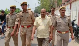 Azamgarh News: 51 लाख के अनियमित भुगतान मामले में जिला समाज कल्याण अधिकारी गिरफ्तार