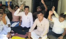 Ballia News: ई-रजिस्ट्री के निजीकरण के विरोध में दस्तावेज लेखकों की अनिश्चितकालीन हड़ताल शुरू