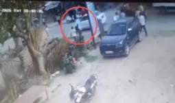 प्रेमिका के साथ जा रहे पति की कार से वाइपर पकड़कर लटकी पत्नी, 100 मीटर तक घिसटने का आरोप