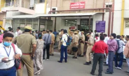 Lucknow Fire Tragedy: ट्रॉमा सेंटर में गूंजी चीखें और सिसकियां, अपनों की तलाश में भटकते रहे परिजन
