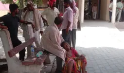 Ballia News: सड़क किनारे खड़ी बस से टकराई बाइक, पति-पत्नी की दर्दनाक मौत