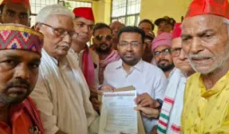 Ballia News : जनसमस्याओं को लेकर सपा का तहसील मुख्यालय पर प्रदर्शन, सौंपा 9 सूत्रीय ज्ञापन