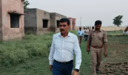 नौरंगा में कटानरोधी कार्य की धीमी रफ्तार पर भड़के डीएम, युद्धस्तर पर काम पूरा करने के निर्देश