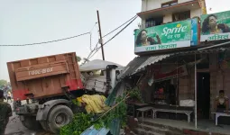 Mau-Rasra Road Accident : तेज रफ्तार ट्रेलर दुकानों में घुसा, लाखों की संपत्ति नष्ट, चालक घायल