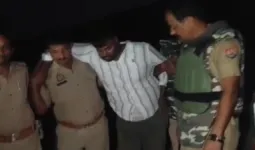Ballia News: पुलिस मुठभेड़ में संदिग्ध गोतस्कर गिरफ्तार, जवाबी कार्रवाई में पैर में लगी गोली