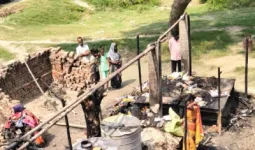 खाना बनाते समय लगी आग, चार झोपड़ियां राख; दो लाख नकदी समेत गृहस्थी का सामान स्वाहा