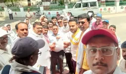 बलिया में शिक्षकों का विशाल प्रदर्शन, टीईटी अनिवार्यता के विरोध में सरकार को सौंपा ज्ञापन