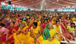Ballia News: राजन जी महाराज की श्रीराम कथा में उमड़ा आस्था का सैलाब, 2100 कलशों के साथ निकली भव्य शोभायात्रा