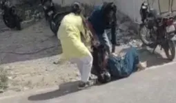 होटल के बाहर पत्नी ने पति को प्रेमिका संग पकड़ा, बीच सड़क पर हुआ हाईवोल्टेज ड्रामा