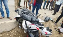 Ballia News : बोलेरो की टक्कर से बाइक सवार दो युवक गंभीर घायल, चालक वाहन छोड़कर फरार