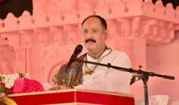 Ballia News: शिव महापुराण कथा के चौथे दिन पं. प्रदीप मिश्रा ने बताया शिवरात्रि और प्रदोष का महत्व, शिव भक्ति का दिया संदेश