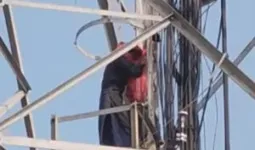 Ballia News : प्रेमी को बुलाने की जिद में मोबाइल टॉवर पर चढ़ी किशोरी, घंटों मशक्कत के बाद पुलिस ने उतारा सुरक्षित